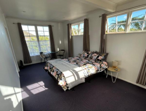 2 Bedroom Private Guesthouse in Korokoro